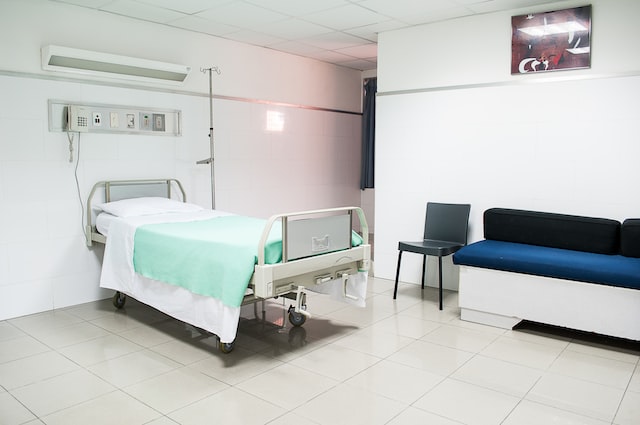 Desain Interior Rumah Sakit: Pentingnya Memilih Furnitur yang Menunjang Keselamatan Pasien dan Staf